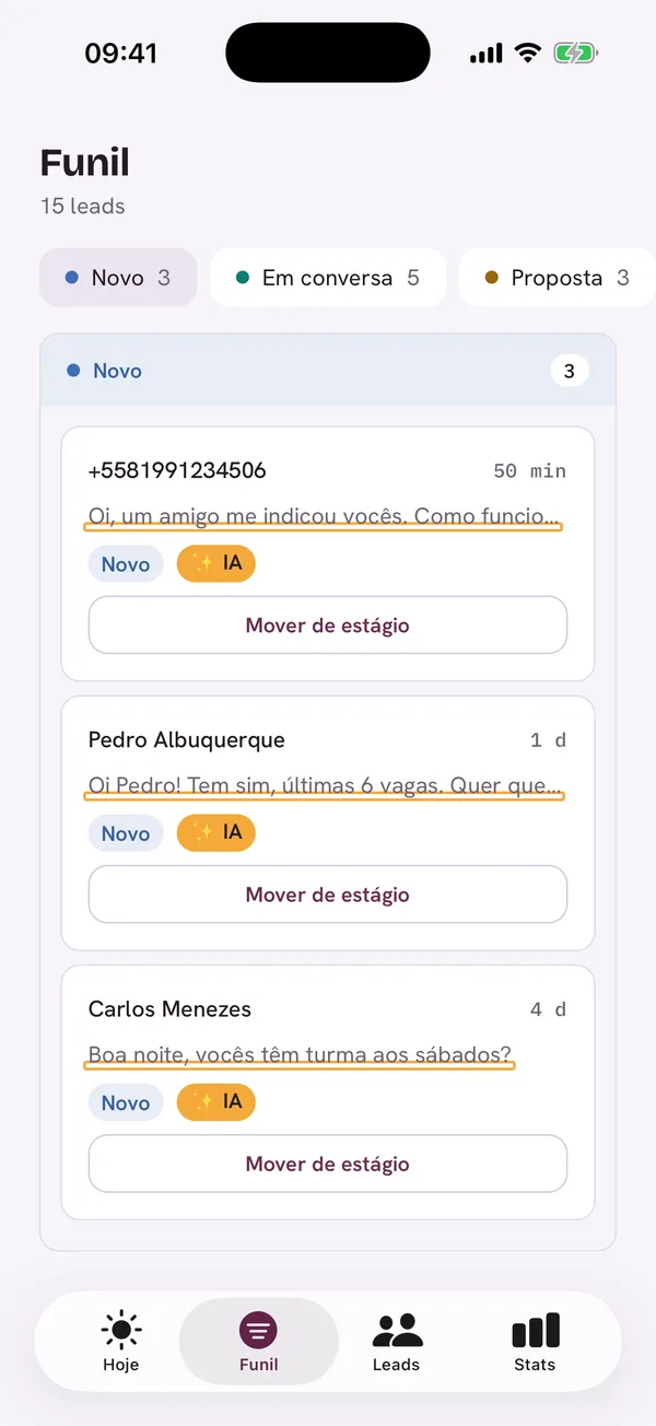 Funil no app da Lida: quinze leads em chips por estágio, cards com a última mensagem grifada e o botão Mover de estágio