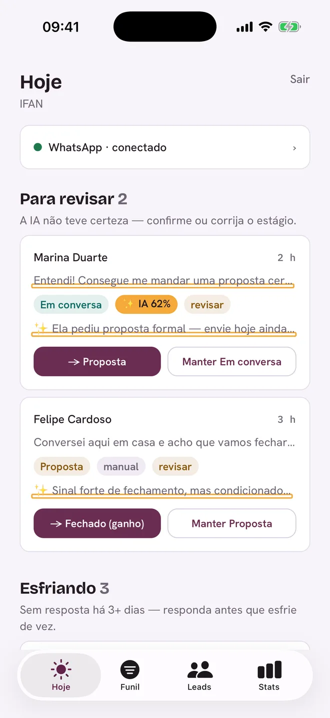 App da Lida, aba Hoje: fila Para revisar com sugestões da IA — mover Marina Duarte para Proposta com 62% de confiança — e a seção Esfriando logo abaixo