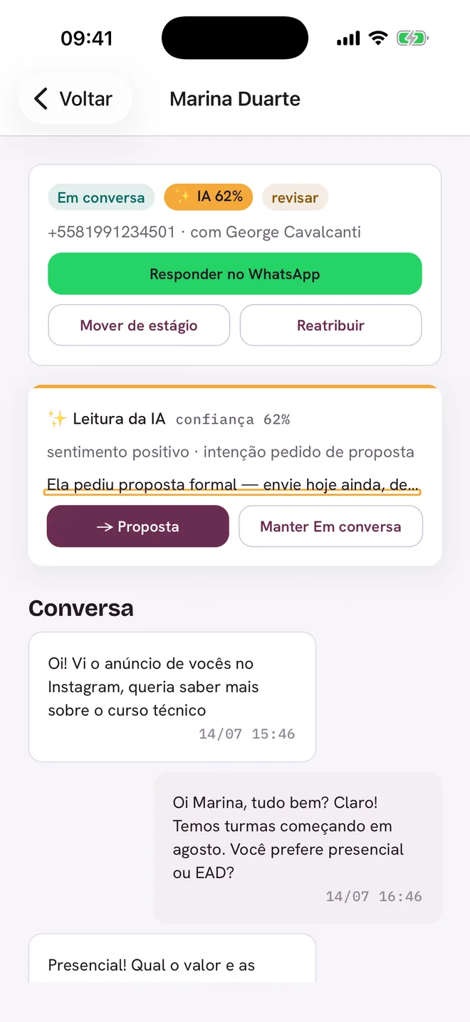 Detalhe do lead no app da Lida: leitura da IA com sentimento positivo, intenção pedido de proposta e confiança de 62%, a frase decisiva grifada em âmbar e os botões Proposta e Manter em conversa